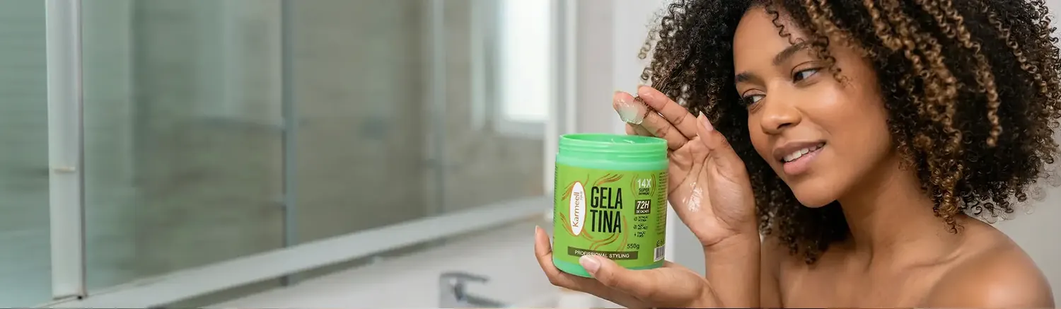 Modelo cacheada com Gelatina Capilar Karmeell