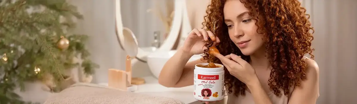 Modelo cacheada ruiva em ambiente warm com Mel Cola Karmeell